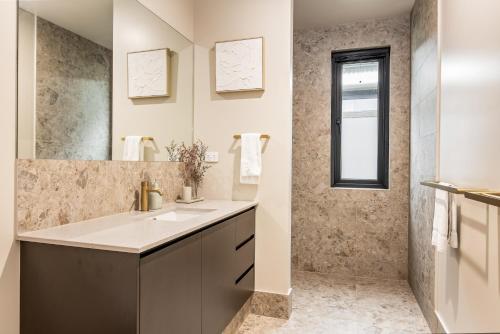 a bathroom with a sink and a mirror at Birdnest Parrot in Witchcliffe