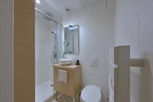 une salle de bain avec toilettes, lavabo et douche dans l'établissement La Saraillerie - PATIO - CLIM - WIFI, à Avignon