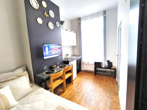 TV a/nebo společenská místnost v ubytování LeRelaisdOdile - Suite Studios Confort - Idéal PRO & Couple - LILLE VAUBAN