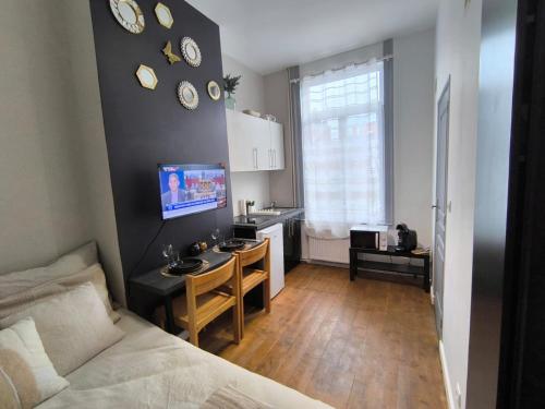 TV a/nebo společenská místnost v ubytování LeRelaisdOdile - Suite Studios Confort - Idéal PRO & Couple - LILLE VAUBAN