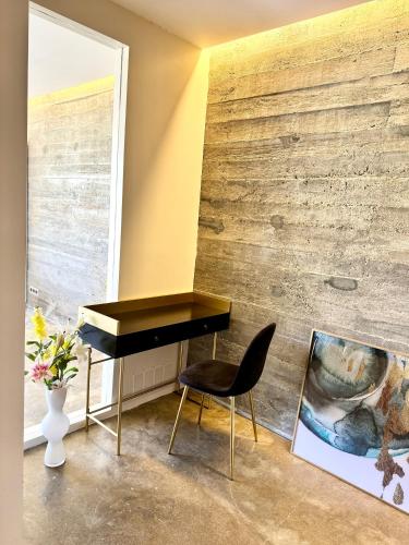 a desk and a chair in a room with a wall at Mountain View Villa - Heated Big Pool-Quinta da BellaVista in Santarém