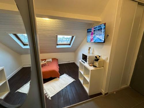 TV a/nebo společenská místnost v ubytování LeRelaisdOdile - Suite Studios Confort - Idéal PRO & Couple - LILLE VAUBAN