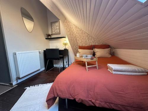 Postel nebo postele na pokoji v ubytování LeRelaisdOdile - Suite Studios Confort - Idéal PRO & Couple - LILLE VAUBAN