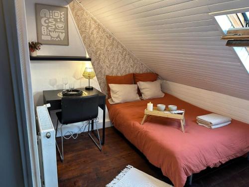 Postel nebo postele na pokoji v ubytování LeRelaisdOdile - Suite Studios Confort - Idéal PRO & Couple - LILLE VAUBAN