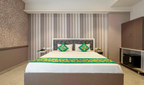 A bed or beds in a room at Treebo Imperia, Kommadi