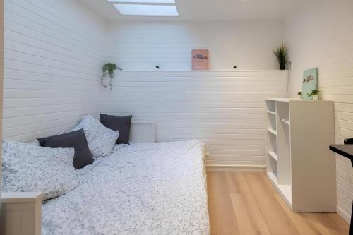 une chambre avec un lit avec des oreillers dessus dans l'établissement YSER, à Rouen