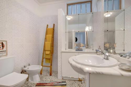 ein weißes Badezimmer mit Waschbecken und Toilette in der Unterkunft Biofinca Mi Sol in Adeje