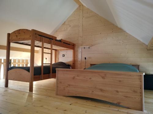 - une chambre mansardée avec des lits superposés dans l'établissement L'Ostal, à Les Combes