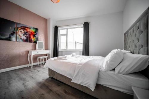 Postel nebo postele na pokoji v ubytování Spacious Apartment With A Terrace Style Rooftop