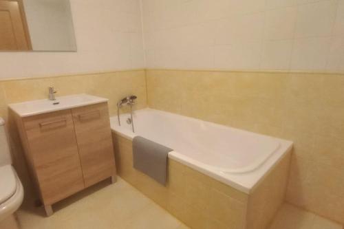 bagno con vasca e servizi igienici di Apartamento con 3 dormitorios y plaza de garaje a Tudela de Duero
