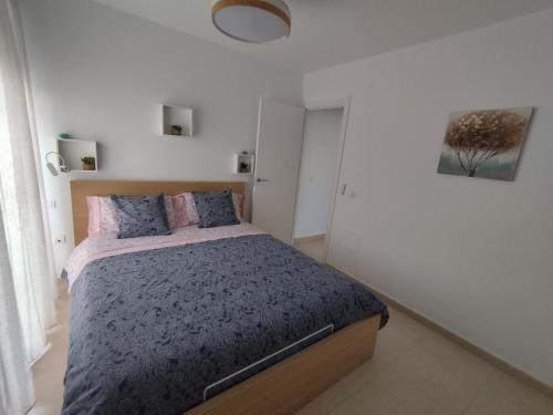 a bedroom with a bed in a white room at Casa Al Castello in Cómpeta