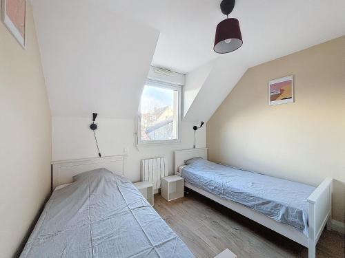 une chambre avec deux lits et une fenêtre dans l'établissement La Baie, Terrasse, Parking privé, à 5min à pieds de la digue de Wimereux, à Wimereux