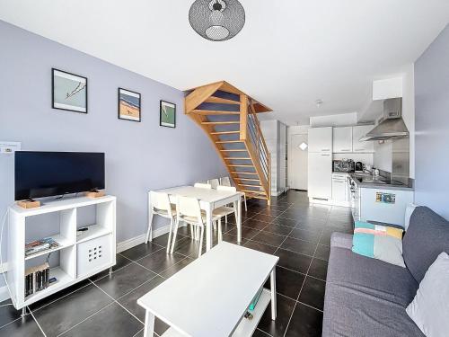 un salon avec un canapé et une table dans l'établissement La Baie, Terrasse, Parking privé, à 5min à pieds de la digue de Wimereux, à Wimereux