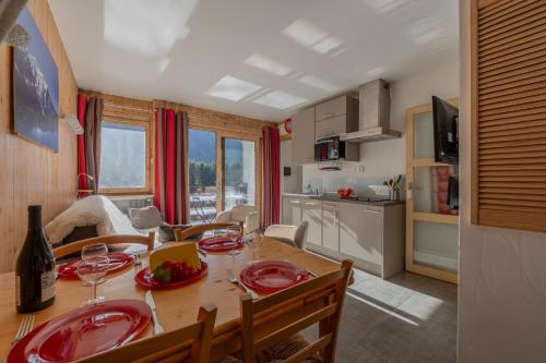une cuisine et une salle à manger avec une table et des chaises dans l'établissement Hautes Aiguilles 21 - Happy Rentals, à Chamonix-Mont-Blanc