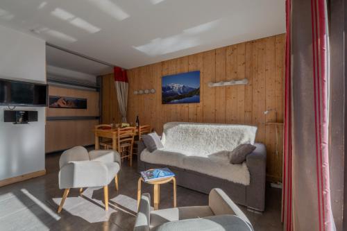 un salon avec un canapé et une table dans l'établissement Hautes Aiguilles 21 - Happy Rentals, à Chamonix-Mont-Blanc