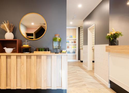 a salon with a mirror and a counter at Garner Hotel Mannheim City by IHG in Mannheim