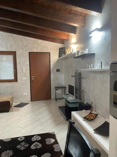 a living room with a desk and a door at Villa Frasia in Villa Grande