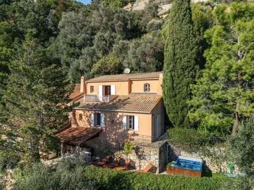 - une vue sur l'extérieur d'une maison dans une montagne dans l'établissement LA VILLA avec vue panoramique sur la Mer - Parking privé - Jacuzzi, à Menton