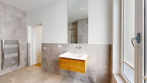 une salle de bain avec un lavabo et un miroir dans l'établissement 152 Suite Sylvie - Superbe Appartement à Paris, à Paris