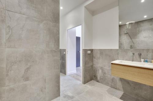 une salle de bain avec un lavabo et un miroir dans l'établissement 151 Suite Jean Yves - Superbe Studio à Paris, à Paris