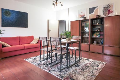 a living room with a table and chairs at Ca'Molino Ampio appartamento con giardino privato vicino al centro storico fiera ospedale stazione centrale aeroporto Centergross in Bologna