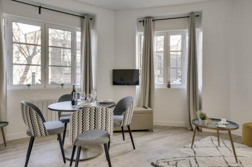 un salon avec une table et des chaises de salle à manger dans l'établissement 151 Suite Jean Yves - Superbe Studio à Paris, à Paris
