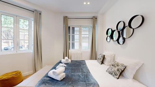 une chambre avec un grand lit avec deux animaux en peluche dessus dans l'établissement 151 Suite Jean Yves - Superbe Studio à Paris, à Paris