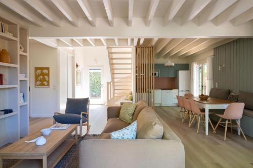 un salon avec un canapé et une table dans l'établissement Villa Bellevue - Pyla sur Mer - Proche de la plage, à La Teste-de-Buch