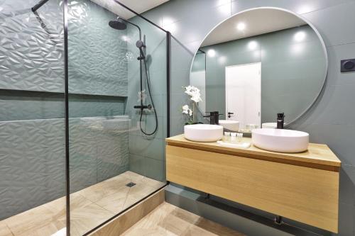 une salle de bain avec deux lavabos et un miroir dans l'établissement 266 Suite Montefiore Superbe Appartement à Paris, à Paris