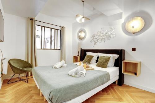 une chambre avec un lit avec deux animaux en peluche dessus dans l'établissement 266 Suite Montefiore Superbe Appartement à Paris, à Paris