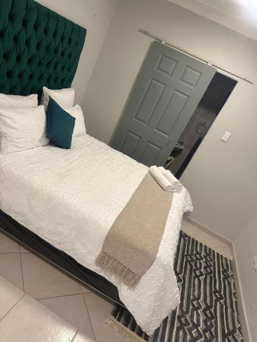 Una cama o camas en una habitación de Safaya Inn