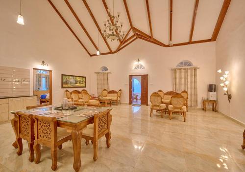 Posezení v ubytování Emerald Stays Ooty By VOYE HOMES , Italian Luxury near Ooty Emerald Lake