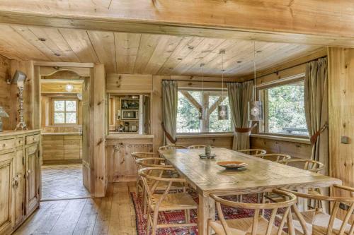 une cuisine et une salle à manger avec une table et des chaises dans l'établissement Chalet Altitude, à Megève