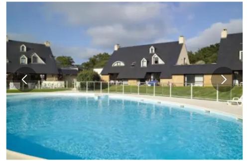 une grande maison avec une piscine devant dans l'établissement Maison de charme dans le golf de la baule, à 10 min de la mer, à Saint-André-des-Eaux