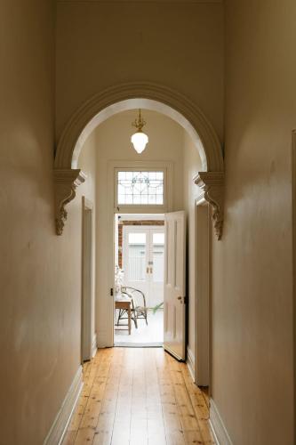 Ruang duduk di Luxurious terrace home in heart of Bendigo
