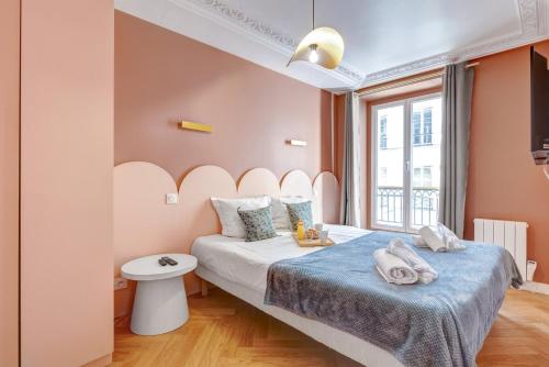 une chambre avec un grand lit avec une couverture bleue dans l'établissement 223 Suite Rothschild - Superb apartment in Paris, à Paris