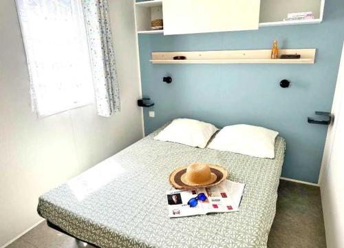 Habitación pequeña con cama con sombrero en Camping 4 étoiles - Piscine - eei0fg, en La Faute-sur-Mer