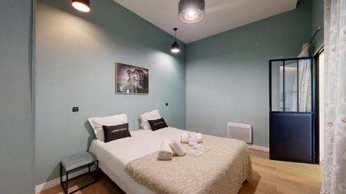 une chambre avec un grand lit blanc et une chaise dans l'établissement 188 Suite Eight - Superb apartment in Paris, à Paris