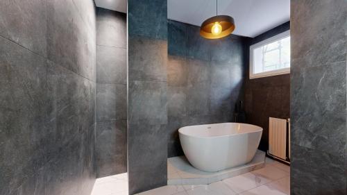 une salle de bain avec une baignoire et une fenêtre dans l'établissement 188 Suite Eight - Superb apartment in Paris, à Paris