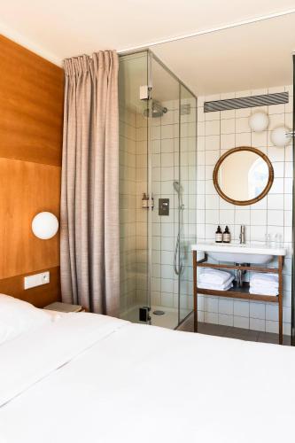 une salle de bain avec douche et lavabo dans l'établissement Hôtel Cabane - Orso Hotels, à Paris