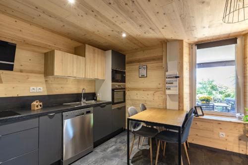Kuchyň nebo kuchyňský kout v ubytování Au P'tit Randonneur - Parking Terrasse - CLG Savoie