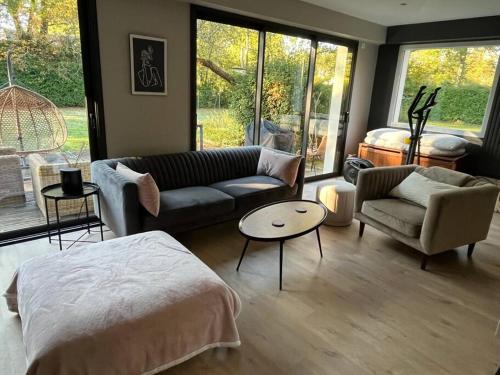 un salon avec un canapé et une table dans l'établissement Villamélie, à Carquefou