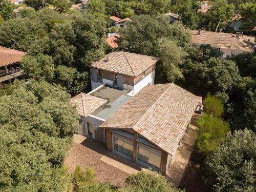 une vue sur le toit d'une maison dans l'établissement Villa Oyana au coeur du Moulleau Pyla sur Mer, à Arcachon