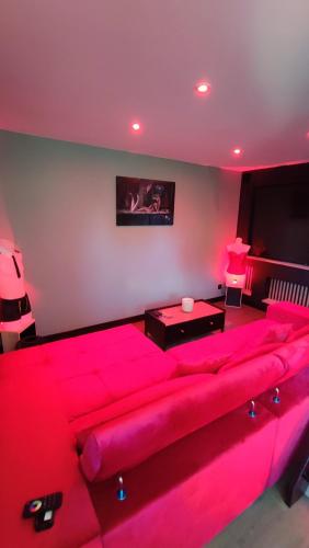 - un salon rouge avec un grand canapé rouge dans l'établissement Deauville Bonny and clyde room, à Valsemé