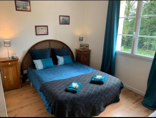 une chambre avec un lit avec deux serviettes dessus dans l'établissement Chambre d'hôtes Sous Les Grands Chênes BOHEME, à Saint-Étienne-de-Corcoué