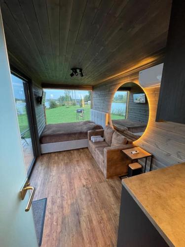 Χώρος καθιστικού στο REZi Cabin