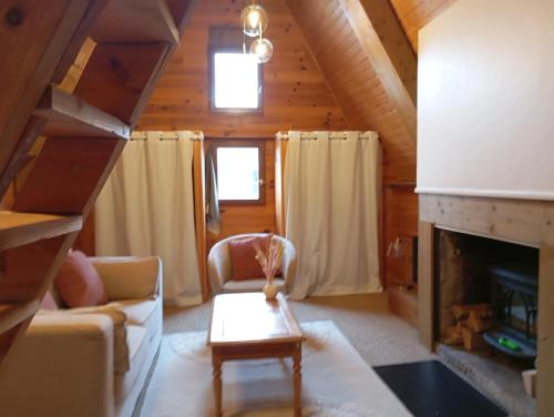 - un salon avec une cheminée dans une cabine dans l'établissement Escapade Romantique sous les toits de Kéréon - Centre Historique, rue piétonne, à Quimper