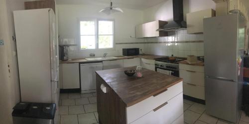 Η κουζίνα ή μικρή κουζίνα στο Chambre d'hôtes Sous Les Grands Chênes Cabane du CHENE
