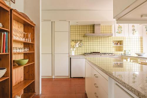 Η κουζίνα ή μικρή κουζίνα στο Podere Mencoini, stylish villa with private pool and olive garden