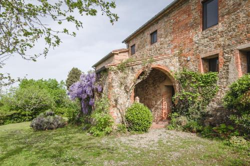 Κήπος έξω από το Podere Mencoini, stylish villa with private pool and olive garden